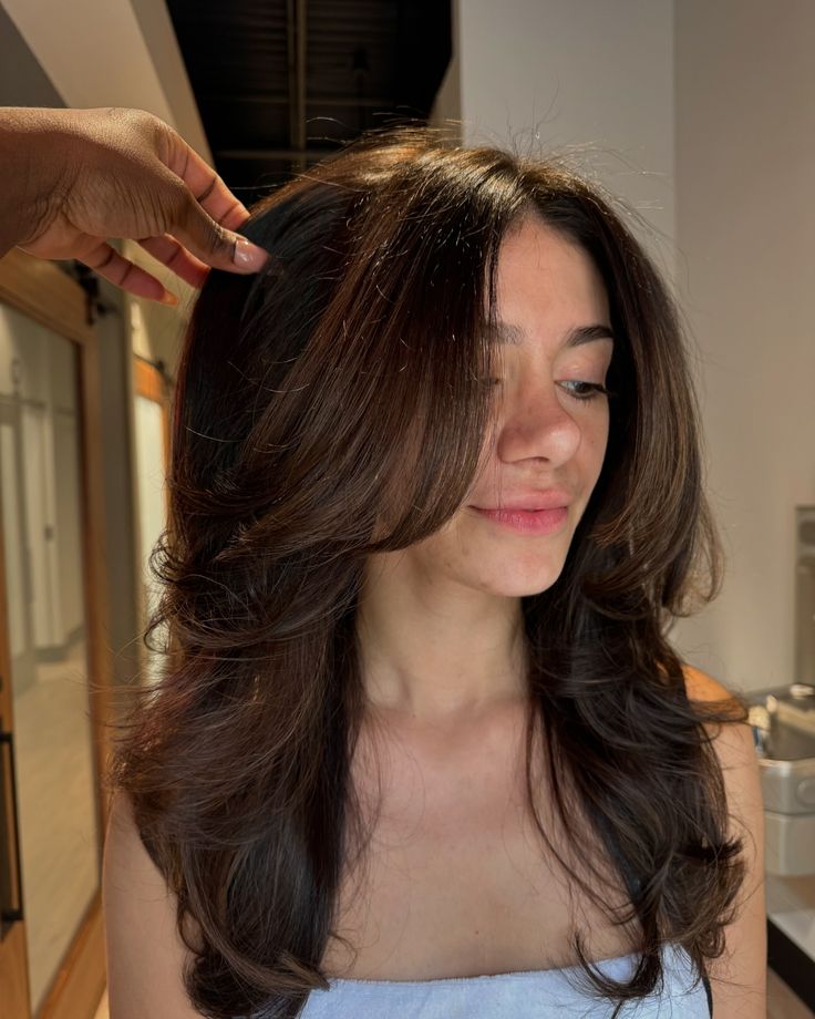 Layers and a blow out will always eat😮‍💨 𓆤 Check the bio 💁🏾‍♀️ 𓆤 Service: Haircut + Blow dry 𓆤 ________________________________________________ #blowdry #blowout #faceframing #curtainbangs #longlayers #palmbeach #southflorida #explorepage Curly Blow Dry, Blowdry Blowout, Hair Blowout, Blow Dry Short Hair, Blow Out, Long Layers, Curtain Bangs, Face Framing, Blow Dry