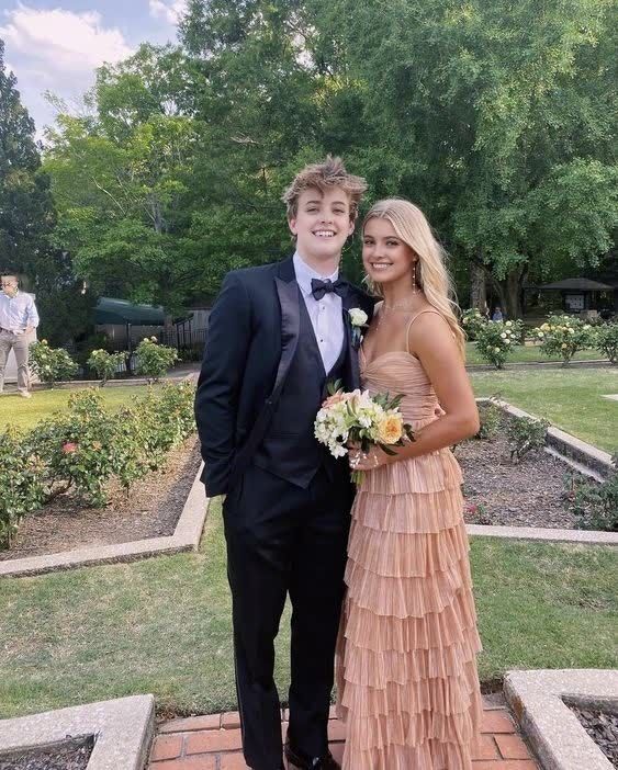 فستان أنيق بحزام سباغيتي على شكل حرف A للأميرة Prom Dresses Southern, Homecoming Dress Inspo Aesthetic, Long Prom Dresses Blue, Pink And Green Prom Couple, Christian Hoco Dresses, Prom Dresses Extra Af, Cute Morp Dresses, Strapless Tiered Prom Dress, Prom Photos Outside