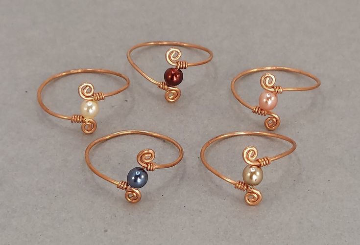 Spiraled copper wire with 1 pearl bead. Rings in the picture are made to be US size 8, but can be made in different sizes. I make these rings to order so the rings you receive may not be the rings in the pictures. Rings Unique Creative, Easy Wire Wrapped Rings, Homemade Rings Wire, Bead And Wire Crafts, Easy Wire Rings, Jewelry Making Ideas Bracelets, Wire Wrapped Jewelry Tutorials Free, Wire Wrapping Rings, Wire Rings Ideas