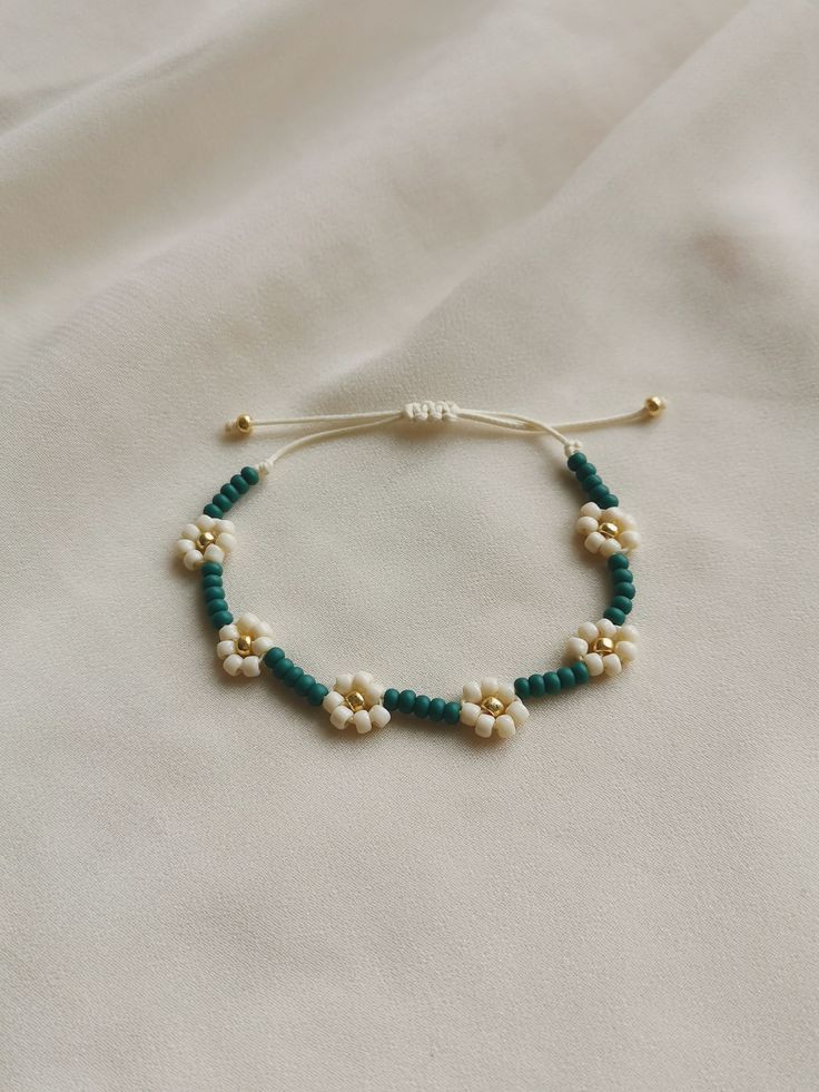 Daisy Flower Bracelet, Dainty Accessories, Beaded Daisy, Pop Jewelry, Bracelet Summer, Daisy Bracelet, Beading Jewelery, Chaniya Choli, Sliding Knot