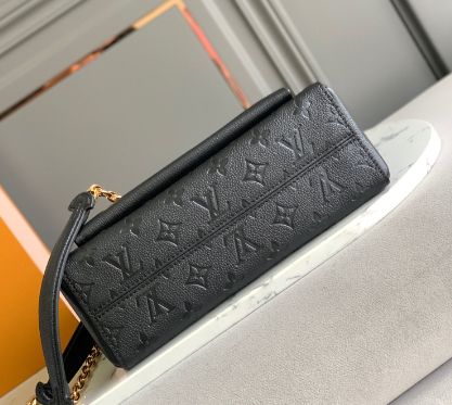 Black embossed leather is Italian A-grade leather. The quality, hardware, fabric, handwork, oil edge, A-grade production, the picture is consistent with the product, and a full set of packaging. Size: 25x17x9.5CM Louis Vuitton Yayoi Kusama, Black Louis Vuitton, Louis Vuitton Capucines, Large Cosmetic Bag, Lv Purse, Lv Shoes, Medium Handbags, Lv Belt, Lv Handbags