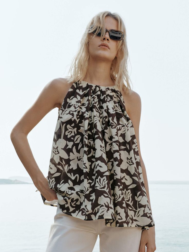 MO&Co. Women's Floral Print Sleeveless Top This floaty floral print top is the perfect piece to pack for vacation. It's crafted from comfy cotton silk and shaped with a delicate pleats halterneck, and slender straps and has a volume silhouette. Features : - Relaxed fit- Sleeveless and halterneck- Cutout at the back with self-tie- Floral print design Code: MBD2TOP043The back length of size S is 65.3cmMATERIALS & CARE Material: 72.1% Cotton 27.9% SilkREMINDER: All items are measured manually. Plea Pack For Vacation, Floral Print Design, Vacation Packing, Printed Sleeveless Top, Floral Print Tops, Print Top, Cotton Silk, Print Tops, Floral Tops