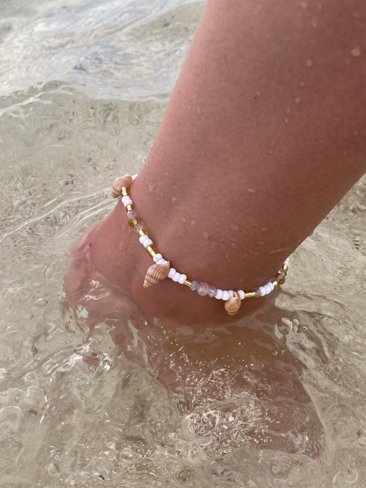 Beautiful summer vibe accessory with natural shells (and white & gold details)  Please msg me if your size is not included. :) Summer Anklets Aesthetic, Cute Beach Jewelry, Seashell Bracelet Diy, Shells Accessories, Summer Jewelry Diy, Sea Shell Bracelet, Accessories For Summer, Kalung Manik-manik, Ankle Jewelry