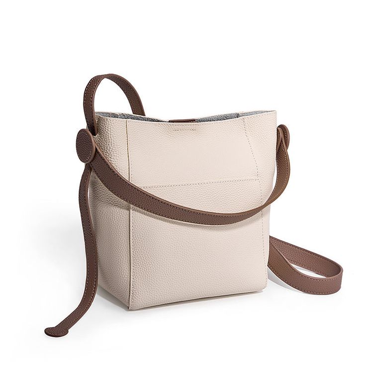 Genere: donne
Tipo: borsa a tracolla, borsa a tracolla
Caratteristiche: tracolla regolabile, tasche interne
Materiali principali: pelle bovina
Fodera: poliestere
Tipo di chiusura: chiusura magnetica, cerniera
Stile: casual, quotidiano, elegante

Misurare:

Lunghezza: 18,00 cm/ 7,09 "
Larghezza: 11,00 cm/ 4,33 "
Altezza: 21,00 cm/ 8,27 " Black Milk Tea, Casual Crossbody Bag, Handbags Casual, Casual Flat Shoes, Crossbody Bag Women, Black Milk, Leather Bucket Bag, Leather Bucket, A4 Paper