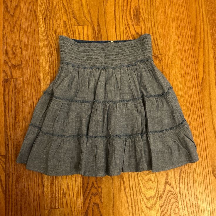 Never Worn American Eagle Skirt Casual Gray Flowy Skirt, Gray Flowy Casual Skirt, Gray High Waist Mini Skirt For Spring, Casual Gray Summer Skirt, Spring High Waist Gray Mini Skirt, Spring Gray High-waist Mini Skirt, Casual Dark Wash Lined Skirt, Gray Cotton Skirt For Spring, Spring Gray Cotton Skirt