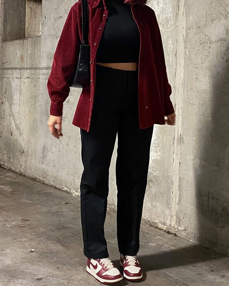 Burgundy Nike Dunks Outfit, Burgundy Dunks Outfit, Maroon Aesthetic Outfit, Maroon Sweatshirt Outfit, Red Dunks Outfit, Nike Dunks Outfit Men, Outfit Dunk, Burgundy Top Outfit, Streetwear Fall Outfits