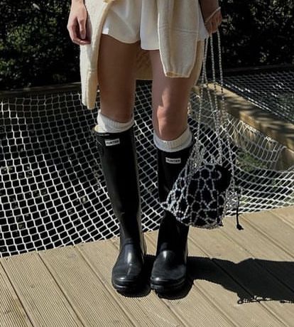 Wellies Outfit, School Boots, Rainboots Outfit, Masc Lesbian, Summer Boots Outfit, Rain Boot Outfit, Hunter Boots Outfit, Country Gal, Fall Boots Outfit