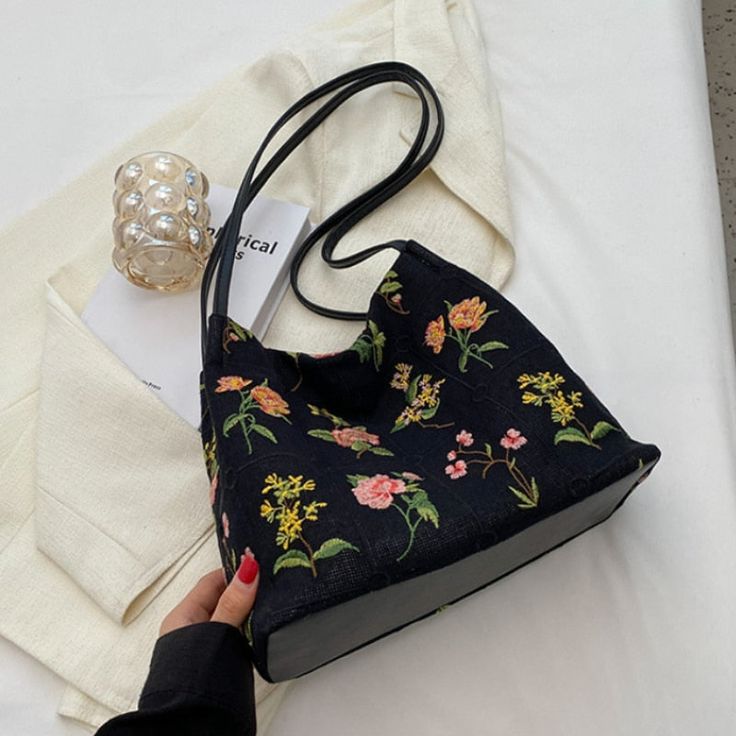 Size:23cm*28cm*11cm [23y 9m 19d] Flowers Tote Bag, Flower Handbag, Flowers Tote, Womens Designer Handbags, Fancy Bags, Chic Bags, Pretty Bags, Embroidered Bag, Fabric Flower