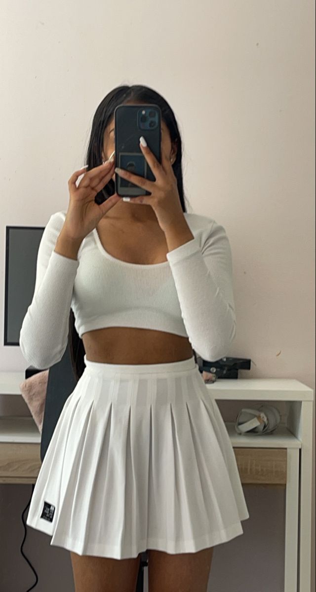 Gold Hinge Skirt, Tennis Skirt Outfits, Girly Style Outfits, White Tennis Skirt, Tennis Skirt Outfit, Tennis Skirts, Influencers Fashion, Causual Outfits, Outfits Verano