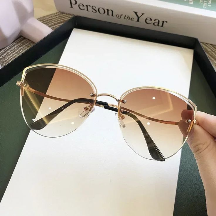 SPECIFICATIONSDepartment Name: ADULTBrand Name: OLOIUItem Type: EYEWEARModel Number: 5349Eyewear Type: SunglassesStyle: CAT EYEFrame Material: ALLOYPlace Of Origin: China (mainland)Lenses Material: RESINLenses Optical Attribute: GradientLenses Optical Attribute: UV400Lens Width: 65 mmLens Height: 54 mmOrigin: Mainland ChinaGender: WOMENCertification: CEChoice: yessemi_Choice: yes Luxury Cat, Cat Eye Sunglasses Women, Skull Lover, Ocean Colors, Rimless Sunglasses, Color Lenses, Eye Design, Luxury Sunglasses, Luxury Women