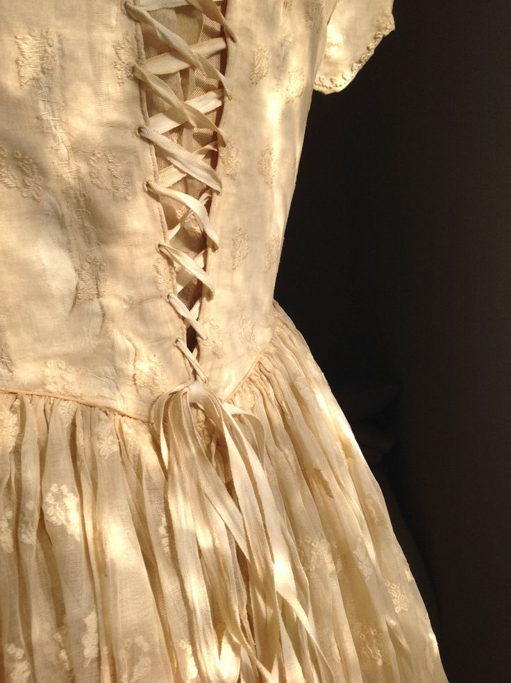 "very very old wedding dress from about 1840s  in a  cream gold color the transparant cotton fabric has beautiful silk embroidery ( flower )work. the bodice part of this dress is fully lined with a cotton inner layer. and it has bones condition: and there are some little wounds in the upper layer of the bodice some of the wounds are repaired, some are still open.But protected by the inner layer. Only when you come close by you'll see them I've never seen a beauty like this.... measurements: bust Ivory Chiffon Wedding Dress, Antique Wedding Dress, Ball Gowns Vintage, Antique Wedding Dresses, Embroidered Wedding Gown, Old Wedding Dresses, Old Wedding, 1950s Wedding Dress, Baptism Gown