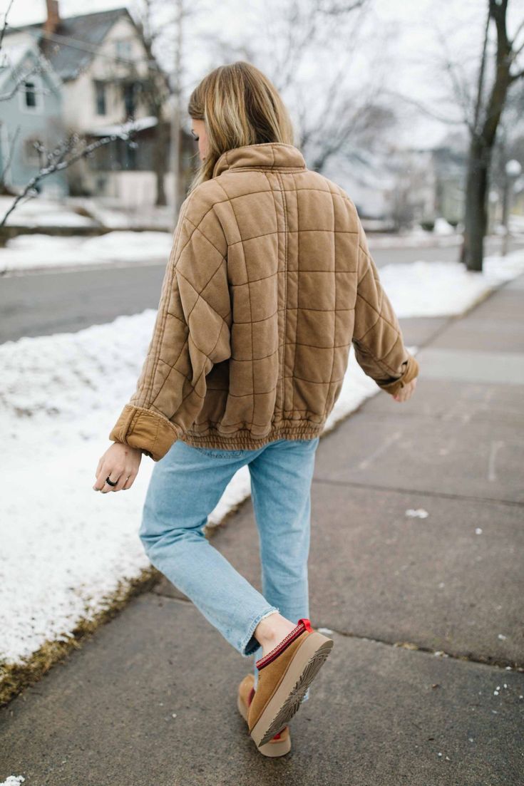 FIVE SPRING JACKETS I WEAR ON REPEAT | A light fleece. A cute Dolman jacket. An oversized hoodie. An anorak parka...Vuori, Gap, Free People...These are the 5 spring jackets I wear on repeat. | #TheMomEditStyle #SpringJackets #WomensJackets #WomensSpringJackets2022 #LightJacketWomen #Hoodie #FleecePullover #AnorakParka #OversizedHoodie #FreePeople #Gap #VuoriClothing #ZipUpJacket #CinchJacket #DolmanJacket Free People Coats & Jackets, Dolman Free People Jacket, Free People Fall Outfits 2023, Fall Outfit With Jacket, Dolman Quilted Knit Jacket Outfit, 2023 Fall Jackets, Autumn Jacket Women 2023, Free People Fleece Jacket, Mom Weekend Outfit Fall