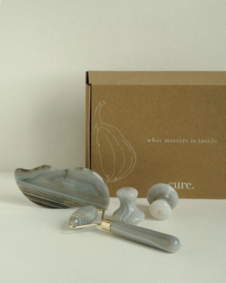 The Deep & Full Face and Body Massage Set is a collection of essential natural agate tools that will care for every part of you: Face massage agate textured roller. Material: natural agate, metal alloy. Size: 4.72 x 4.5 inch (head) | 4.72 x 4 cm Natural agate mushrooms Gua Sha for around the eye area. Material: Natural Agate Stone; Size: 1.37 x 1.45 (bigger side) x 0.98 (smaller size) | 3.5 x 3.7 (bigger side) x 2.5 (smaller size) Gua Sha made of natural agate. Material: Natural Agate Stone. Siz Mushroom Gua Sha, Gua Sha Aesthetic, Clip Aesthetic, Goals 2024, Body Roller, Gua Sha Massage, Amber Resin, Stone Massage, Aesthetic Ideas