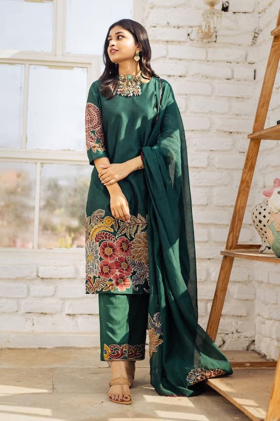 Emerald green kurta with hand painted floral kalamkari appliques. Paired with a co-ordinating floral kalamkari appliques straight pant and appliqued dupatta. - Aza Fashions Traditional Green Lawn Suit With Dabka, Eid Sharara With Printed Motifs In Cambric, Eid Cambric Sharara With Printed Motifs, Green Lawn Suit With Dabka In Traditional Drape, Bollywood Style Green Dupatta With Printed Motifs, Traditional Chanderi Palazzo Set With Printed Motifs, Designer Wear Green Salwar Kameez With Printed Motifs, Green Salwar Kameez With Printed Motifs, Green Sharara With Chikankari Embroidery In Mulmul