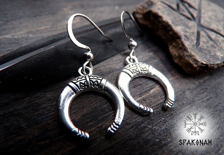 Half moon Vikings earrings - Nordic, Description : Measurement (without attachment): 1.8 cm in height, 1.5 cm in width Blackened silver metal color. Delivery by letter followed. Jewelry is sent with a tracking number. Without signature, the package is deposited directly in the mailbox. Viking Accessories, Viking Earrings, Nordic Jewelry, Celtic Warrior, Celtic Warriors, Half Moon Earrings, Ear Jacket, Viking Jewelry, Moon Earrings