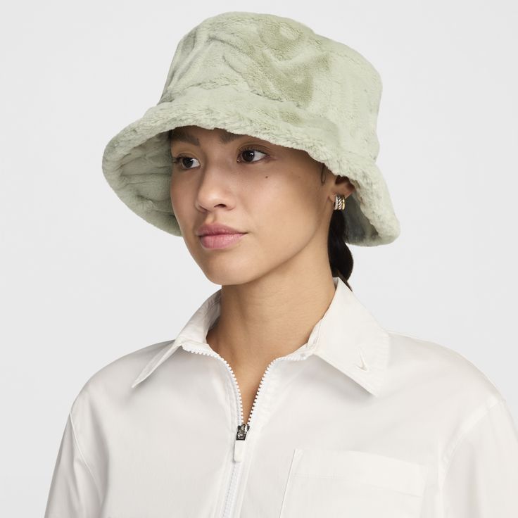 This bold bucket hat features an all-over Swoosh logo print embossed on ultraplush fur. Apex bucket hats all have a mid depth and 360-degree coverage. Fluffy Bucket Hat Outfit, Bucket Hat Outfit, Fluffy Bucket Hat, Fur Bucket, Faux Fur Bucket Hat, Fur Bucket Hat, Hat Outfit, Swoosh Logo, Outfits With Hats