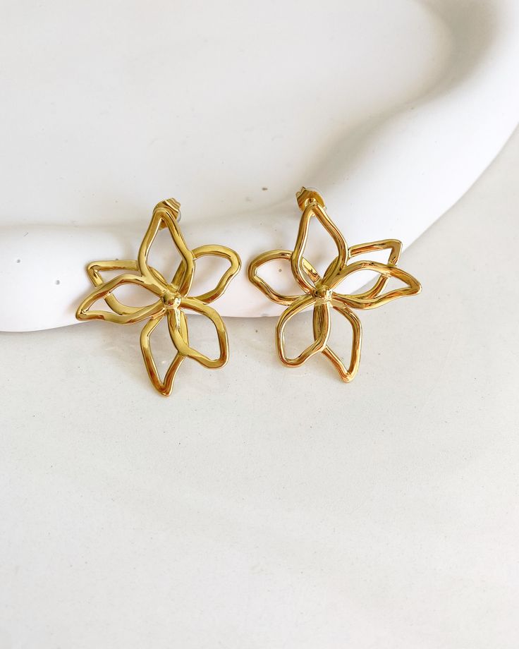 Sublime flower earrings! These trendy earrings are perfect for adding a touch of sweetness to all your outfits, whether for an everyday look or for a special occasion. Give these beautiful earrings as a thoughtful gift for birthdays, holidays, or just to show how much you love them. With their cheerful and dynamic design, our flower earrings are sure to make her smile! Gold stainless steel dangling earrings Buckle width: 3 cm Total length of the buckle: 3 cm Very light Hypoallergenic, this jewel Make Her Smile, Earrings Flower, Earrings Women, Dynamic Design, Trendy Earrings, Dangling Earrings, Her Smile, Flower Earrings, Photo Jewelry