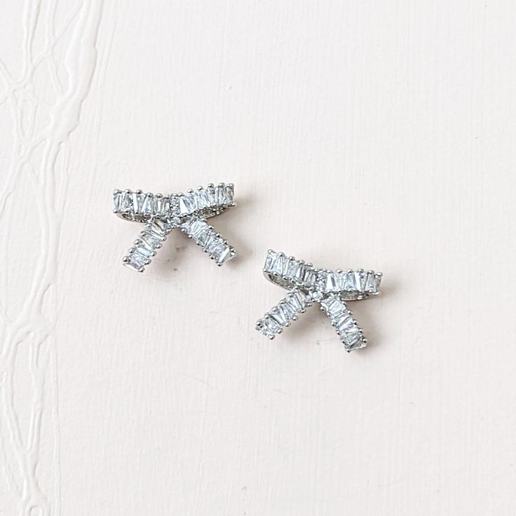 bow statement earrings Modern Bridal Earrings, Earrings Diamonds, Decorative Hair Combs, Vintage Wedding Jewelry, Bridal Accessories Jewelry, Silver Bow, Modern Bridal, Bow Earrings, Cz Earrings