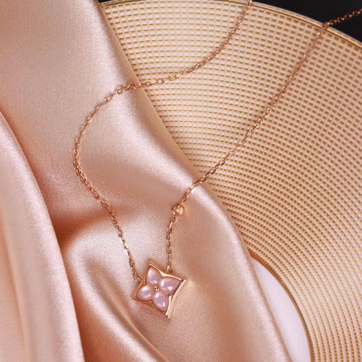 Description:Lucky Flower Diamond Necklace Specifications:Material: diamond, copper, 24k gold, natural pearl shellClover Colors: pink/whiteSize: 45 cm + 5 cm extWeight: 8 g/pcs Add a touch of luck and sparkle to any outfit with the Lucky Flower Diamond Necklace. This unique necklace features a delicate flower pendant adorned with shimmering diamonds, making it a perfect addition for any occasion. Embrace your playful side with this one-of-a-kind piece of jewelry. Elegant Pink Clavicle Chain Necklace, Feminine Rose Gold Necklace Gift For Her, Pink Elegant Collar Necklace, Elegant Pink Collar Necklace, Feminine Rose Gold Pendant Necklaces, Feminine Rose Gold Necklaces With Clavicle Chain, Feminine Rose Gold Necklace With Clavicle Chain, Rose Gold Flower Shaped Clavicle Chain Jewelry, Rose Gold Flower-shaped Clavicle Chain Jewelry