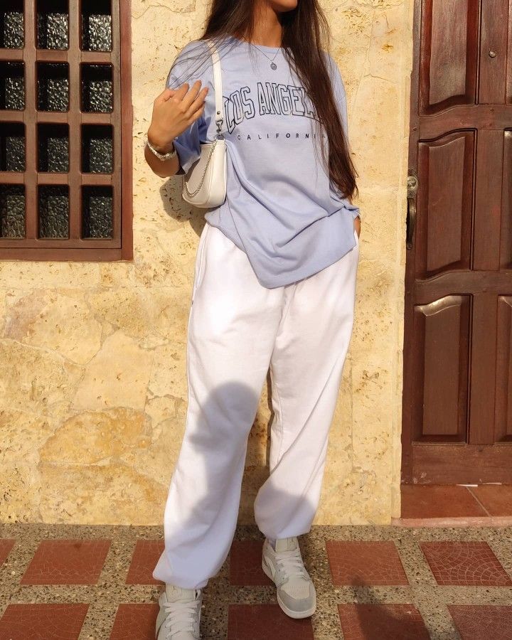 Jogger And Tshirt Outfit, Oversized Tshirt With Joggers Outfit, Oversized Tshirt And Sweatpants, Tshirt And Joggers Outfits, Joggers And Tshirt Outfit Women, Oversized Joggers Outfit, Sports Tshirt Outfit, Oversized Top Outfit, Princess Attire