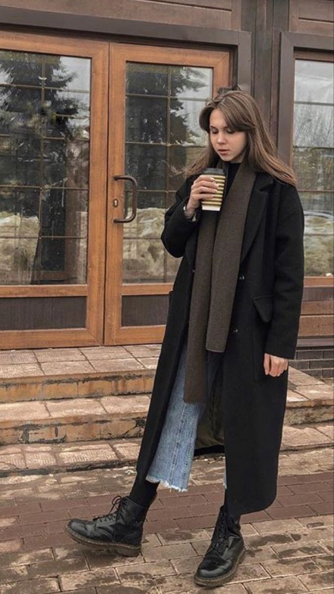 Styling Long Coats, Pnw Gothic Outfits, Dr Martens Autumn Outfit, Bookcore Style, Winter Dr Martens Outfits, Dr Martens Fall Outfit, Kaban Outfit, Doctor Who Inspired Outfits, Spain Winter Fashion