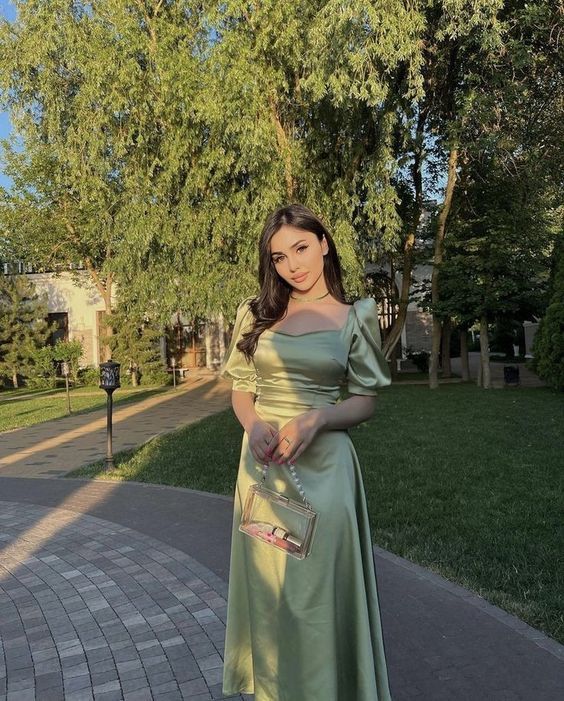 Satin Dress Outfit Classy, Gaun Koktail, Flora Dress, Dress Book, Looks Party, Green Bridesmaid, Bridesmaid Dresses Online, Satin Bridesmaid Dresses, Satin Prom Dress