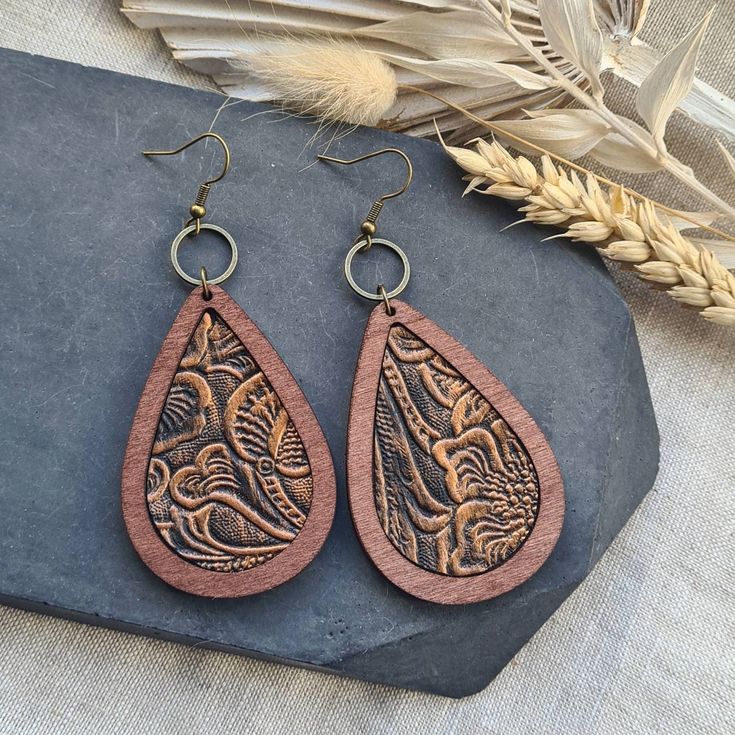 ∴ Boho wooden earrings  Made with wood and faux leather. ∴ What you need to know » The earrings measure 8.5 cm » See the last photo for a better idea of size » Please note that each pair is unique and may present variations from the ones shown in the photos. If you like my shop but couldn't find exactly what you want, get in touch and we can come up with something together :) Natural Earrings, Mandala Earrings, Earrings Wood, Boho Jewellery, Nature Earrings, Bohemian Earrings, Wooden Earrings, Earrings Statement, Earrings Boho