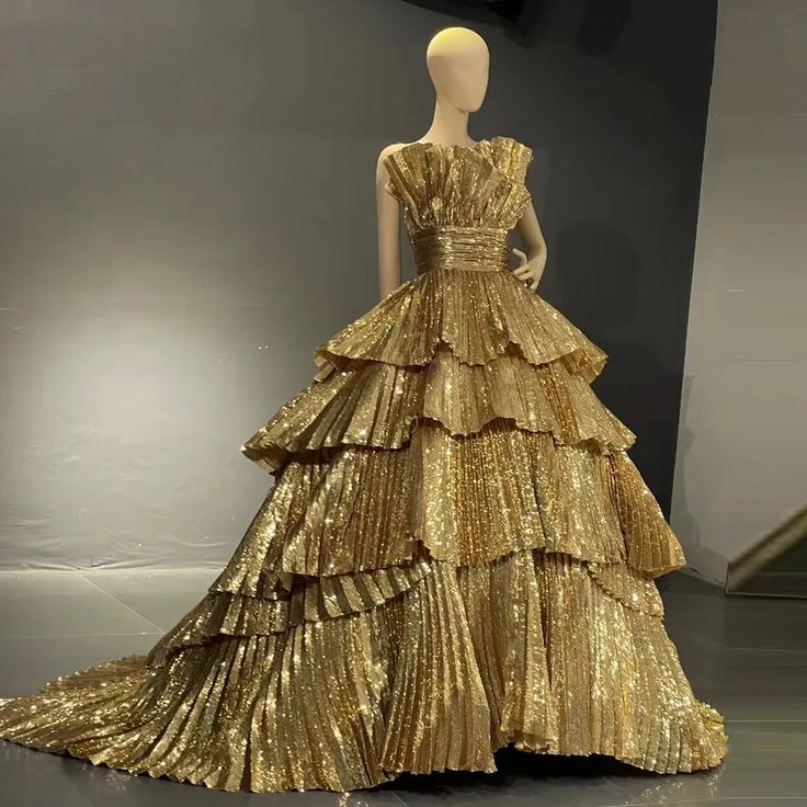 QUEENS DUBAI: Gold A-Line Layered Stage Dress - Costume Dress for Luxury Fashion Shows and Evening Elegance Goldprom Dresses, Quince Corset, Elegant Gold Dress, Layered Prom Dress, Gold Ball Gown, Gold Dresses, Gown Gold, Mermaid Prom Dresses Lace, Mannequin Dress