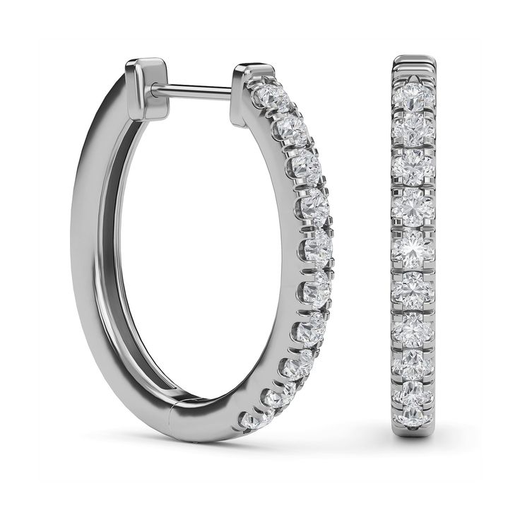 Estos glamurosos aretes tipo argolla tienen una hilera de deslumbrantes diamantes engarzados en punta engastados en oro lustroso. Asegurados con pestillos con bisagras, estos aretes de diamantes son perfectos para usar todos los días. Classic Diamond White Hoop Huggie Earrings, Classic Round Huggie Earrings With Diamond Accents, Classic Round Hoop Earrings With Diamond Accents, Small Diamond Hoop Earrings With Pave Setting, Classic Hoop Earrings With Diamond Accents, Formal Diamond Huggie Earrings With Pave Setting, Classic Diamond Huggie Earrings, Formal Huggie Earrings With Prong Setting, Elegant Diamond White Huggie Earrings With Pave Setting