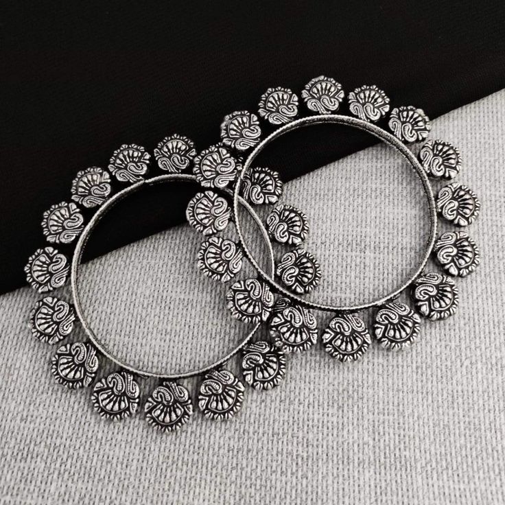 Kolhapuri oxidised bangles Set of 2 - 1 Size :2.4 Navratri Ornaments Silver, Oxidised Bangles Aesthetic, Black Metal Bangles, Oxidised Rings, Silver Bangles For Women, Oxidised Bangles, Indian Jewelry Silver, Antic Jewellery, Desi Jewelry