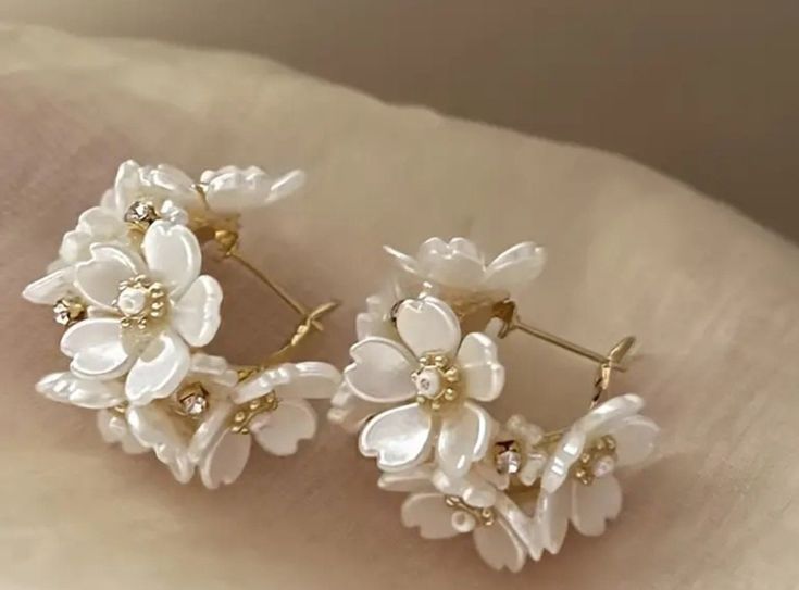 ELEGANT WHITE FLOWER HOOP EARRINGS FOR WOMEN GIRLS: Made of high quality material, Petal Flower Hoop Earrings is a kind of fashion jewelry with gorgeous color and unique design.These cute flower earrings will catch your audience's eyes even you have long hair.They are the perfect addition to a more casual look if you want to dress up a simple jeans or t-shirt. FLOWER STATEMENT EARRINGS: Flower jewelry earrings are eye catching and elegant in style. This charming necklace is a perfect gift for anyone, including yourself! Suitable for any dress style, formal, casual, fashion, trendy or vintage. It goes perfectly with any outfit. Suitable occasions: the earrings with appropriate size are light in weight and comfortable to wear, which makes them suitable for daily wearing, weddings, dates, pro Circle Design, Flower Jewellery, Flower Earrings, Women Girl, Vintage Flowers, Wedding Anniversary, Statement Earrings, White Flowers, Women's Earrings