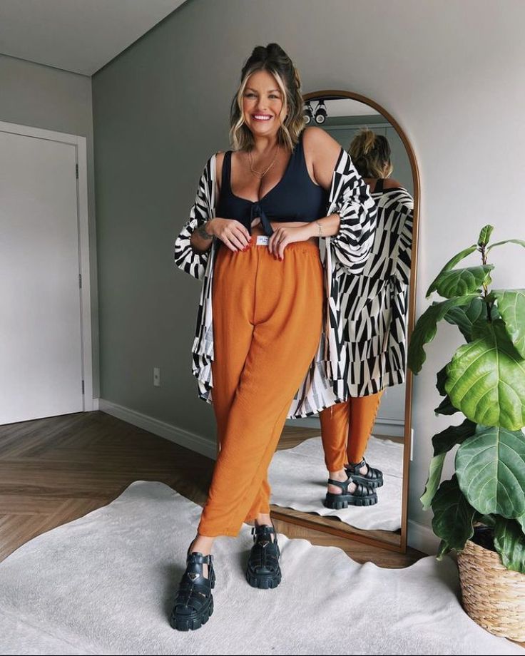 Edgy Boho Outfits, Plus Size Edgy, Curvy Boho, Mid Size Outfits, Estilo Hippie Chic, Look Boho Chic, Classic Dresses, Midsize Outfits, Chic And Curvy