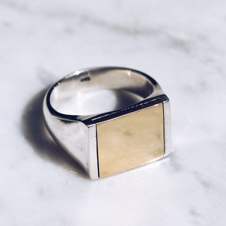 925 Sterling Silver and glossy Brass Mixed Metal Ring in sizes for both men and women. This minimalist ring has a simplistic brass square flat top but lot's of style and flat top rings are definitely in right now!  Available in Gold Brass https://etsy.me/2w23uLW Ring Size  Available in all sizes. Please be sure to find your exact ring size for the finger you want before ordering. See image chart above or you can use the chart on my website as a guide - https://jewelrylab.co/pages/ring-sizing-tips Every piece is handcrafted in Bali and made with Intention, Love, and Soul so that it can be felt by it's wearer and ultimately change our energy and lives in a positive way. Each with it's own story of insight and love, our pieces, like humans, are organic and asymmetrical in form. Free worldwide Flat Top Ring, Mens Pinky Ring, Gold Pinky Ring, Unique Mens Rings, Mens Band Rings, Mixed Metal Rings, Rings Unique, Detailed Jewelry, Ringe Gold