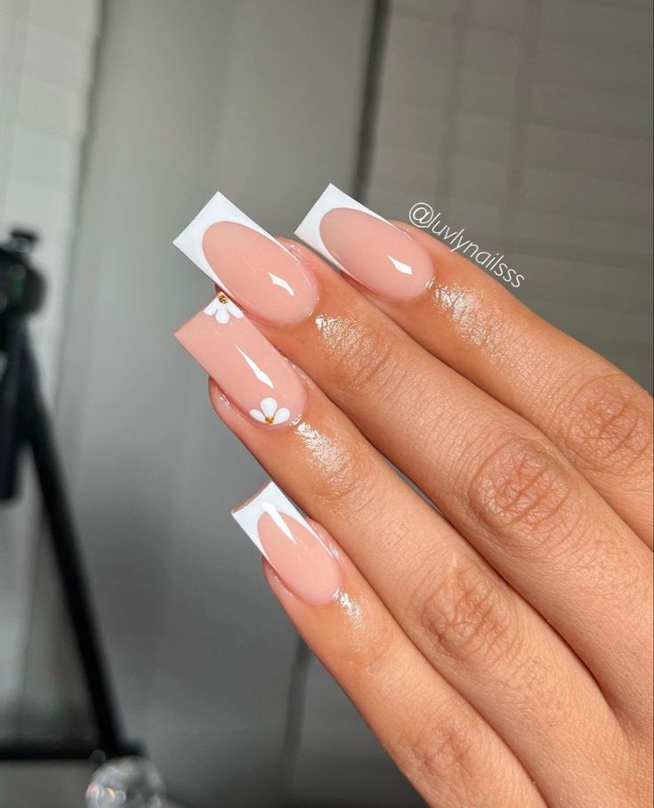 Acrylic Nails White Tips With Design, French Tip Acrylic Nails Coffin With Flowers, White Tip With Flower Nails, Simple French Tip With Design, Short Square Nails Flowers, Easter French Tips, Short Nail Designs Flowers Simple, Pink French Tip With Flower Design, Cool French Tip Nail Designs Square