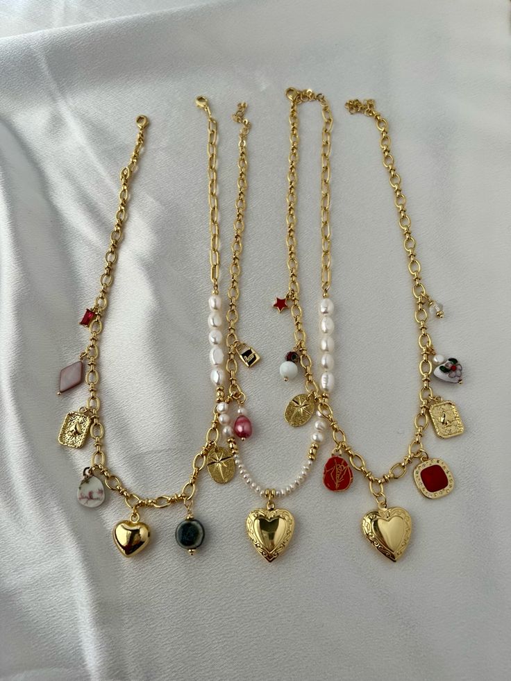 IG: elegantflair_ Broken China Charm Necklaces! Experience the unique charm of our exclusive, one-of-a-kind broken china plate charm necklaces. This timeless piece combines classic elegance and a modern flair with its statement heart locket, long-lasting, 18k gold-plated brass chain and charms, vintage glass charms, and unique cloisonne charms. The Arden necklace stands out due to its distinct antique red china plate charm, each individually crafted by hand. Different Necklace Chain Styles, Cute Vintage Necklace, Vintage Jewelry Outfit, Statement Charm Necklace, Charm Necklace Chain, Charm Necklace Inspiration, Charm Necklace Vintage, Charm Necklace Ideas Diy Jewelry, Make Your Own Charm Necklace