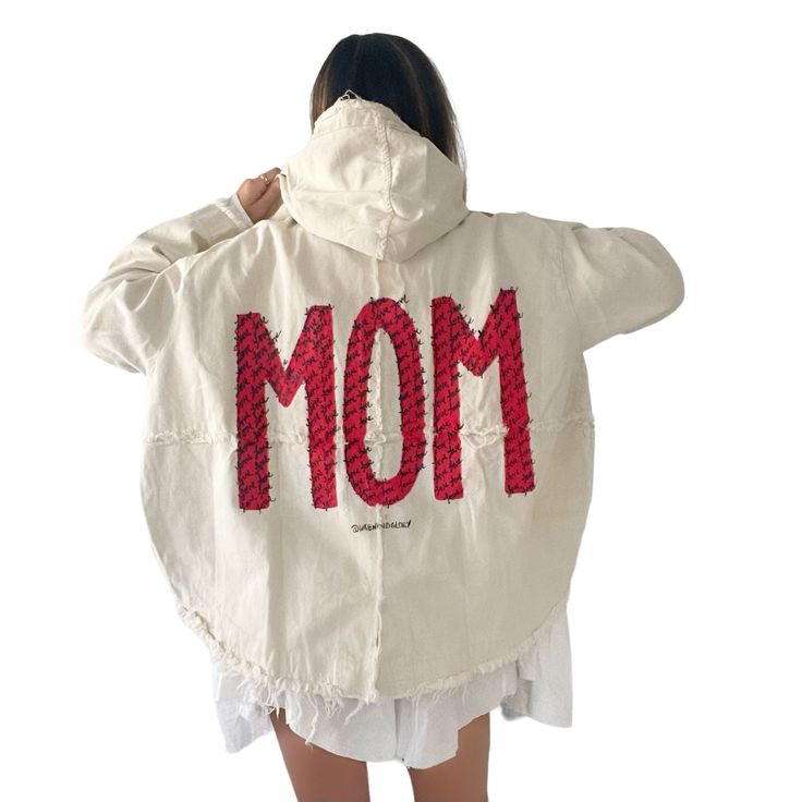 DESCRIPTION EACH PIECE IS MADE TO ORDER, HAND PAINTED BY GLORIA AND HER TEAM IN THEIR NYC STUDIO PRODUCT DESCRIPTION Ivory hooded denim jacket. Large MOM painted on back in red, with LOVE repeating over and over in small cursive. Personalization available on the front! To______, ❤️ _________ (optional) Signed @wrenandglory. Due to each piece being hand painted, each jacket might have slight differences. FIT Lighter weight denim jacket with hood. Zipper closure. Soft and comfortable denim. ONE SI Mommy Clothes, Upcycling Jeans, Heather Bailey, Diy Designs, Mommy Outfits, Painted Jacket, Nyc Studio, Diy Jacket, Hooded Denim Jacket