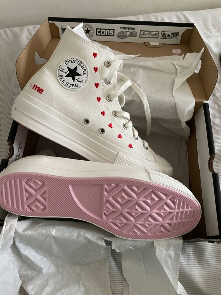 Zapatillas Aesthetic, Aesthetic Converse, Mode Converse, Cute Converse Shoes, Обувь Air Jordan, Converse Aesthetic, Cute Converse, Embroidered Hearts, Mode Grunge