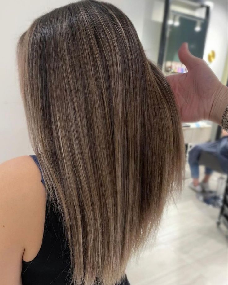 Blonde Highlights On Brown Hair Natural, Highlites On Brown Hair, Platinum Blonde Highlights In Brown Hair, Blond Highlights Dark Brown Hair, Hair Inspo Color Straight Hair, Hilight Hair Ideas, Highlights Brown Hair Balayage Straight, Hair Dye Brown Highlights, Brown Hair With Tiny Blonde Highlights