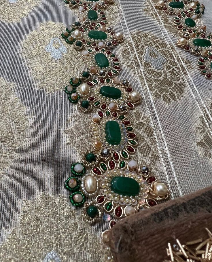 Zardosi Border Design, Embroidery Bunches, Jewelry Neckline, Neckline Pattern, Zardosi Embroidery, Embroidery Fashion Detail, Hand Beaded Embroidery, Hand Embroidery Dress, Kurti Embroidery Design