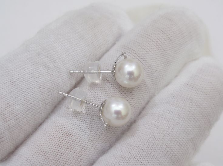 Material : Genuine Natural Freshwater Pearls with 18K Gold / White Gold Posts with Cubic Zirconia Quantity : One Pair Earrings Color : Natural White Pearls with 18K Gold/White Gold Posts Pearl Shape : Round Pearl with High Luster Pearl Size : 7mm approx. Lead Time & Shipping : We will ship your order in 1-2 business days to you once we received it. If we offer FREE DOMESTIC shipping, package will be shipped via USPS First Class mail on orders shipping within the U.S.. **Express Mail orders r White Diamond Bridal Earrings For Wedding, White Brilliant Cut Round Bridal Earrings, White Pearl Earrings With Diamond Accents For Wedding, Hand Set White Diamond Bridal Earrings, Hand-set White Diamond Bridal Earrings, White Diamond Hand-set Bridal Earrings, White Diamond Hand Set Bridal Earrings, White Diamond Round Bridal Earrings, Hand-set White Pearl Earrings For Wedding