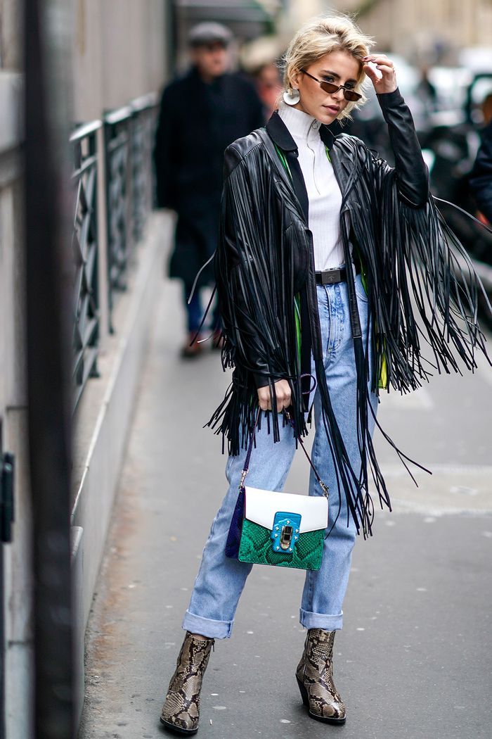 Fringe Jacket Outfit, Black Fringe Jacket, Denim Vest Outfit, Fall Jackets Outfit, Fringe Clothing, Fringe Coats, Look Festival, Fall Trend, Fringe Fashion