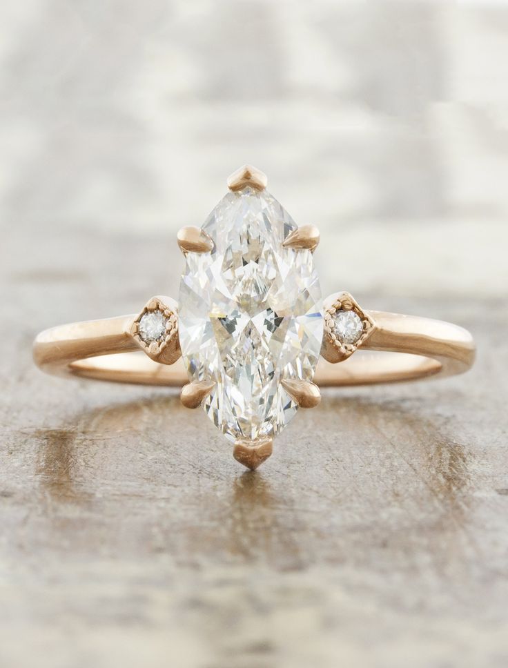 a pear shaped diamond ring with three diamonds on it