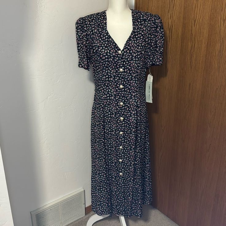 Nwt Vintage Caroline Wells Navy Floral Button Down Maxi Dress Size 12 But Runs Small So See Pics For Measurements. The Pearl Buttons Are Functional And It Has Shoulder Pads That You Could Take Out. Vintage V-neck Buttoned Midi Dress, Vintage V-neck Midi Dress With Buttons, Rayon Day Dresses With Button Closure, Knee-length Rayon Dresses With Button Closure, Daywear Rayon Dress With Button Closure, Rayon Daywear Dresses With Button Closure, Fitted Floral Print Button-up Dresses, Buttoned Midi Dress For Daywear, Rayon Midi Dress With Buttons For Daywear