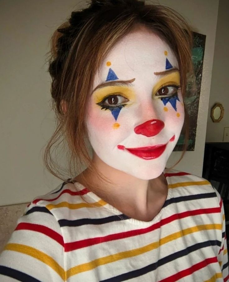 Clown Makeup Reference, Halloween Makeup Looks Full Face, Simple Clown Face Paint, 80s Clown Makeup, Clown Face Makeup Easy, Clown Makeup Traditional, Clown Costume Hair Ideas, Clown Makeup Lips, Basic Clown Makeup Easy