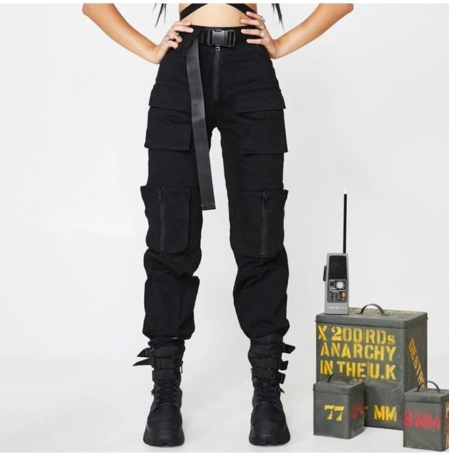 Stay ahead of the fashion curve with these stylish women's street/urban black multi-pocket loose cargo pants. crafted from a blend of cotton & polyester, they feature a zipper fly, multiple pockets, and a loose fit that is perfect for everyday wear. get yours today! Moda Safari, High Waisted Cargo Pants, Cargo Pants Streetwear, Techwear Outfits, Style Overalls, Work Pants Women, Pants Pocket, Moda Streetwear, Streetwear Mode