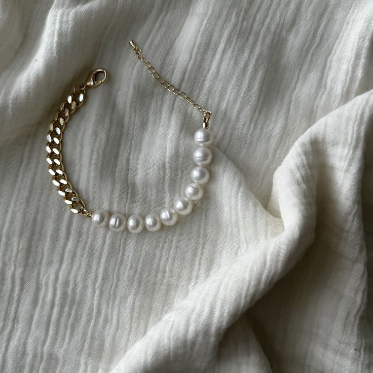 This old money style Pearl Chain Bracelet is more than just an accessory; it's a statement of your unique aesthetic style and taste. Don't miss out on the opportunity to own a piece of timeless beauty. Order yours today! ⚡Freshwater Pearls: Each exquisite pearl is handpicked, creating a unique piece that stands out. ⚡Old Money Aesthetic: Embrace the timeless and sophisticated style of old money with this bracelet. ⚡Hypoallergenic: Safe for sensitive skin, our bracelet won't cause irritation. ⚡Durable: Made to last, this bracelet is perfect for everyday wear. ⚡Cute and Elegant: It's a charming accessory that complements any outfit. MATERIALS: freshwater pearls, 18K gold-plated brass LENGTH: from 6'' (15 cm) + 2'' (5cm)  DURABLE HYPPOALLERGENIC NICKEL-FREE Sturdy gift box. 📣Please take a lo White Pearl Bracelet With Adjustable Chain, Vintage Pearl Bracelet As Gift, White Pearl Bracelet With Chain Detail, White Pearl Bracelet With Chain, White Pearl Chain Bracelet, White Metal Pearl Bracelet With Jubilee Details, White Pearl Bracelets With Adjustable Chain, Vintage White Pearl Bracelet Gift, Old Money Accessories