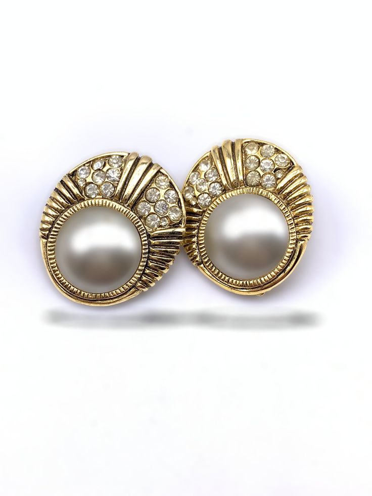 Beautiful earrings, vintage 1970 Italy An old shop in Rome, for brides, has closed its doors, I had the opportunity to buy beautiful accessories such as these vintage earrings, elegant retro feel They have a beautiful and elegant round shape, slightly elongated, Golden brass dark, studded  by bright rhinestones and embellished with large white simulated pearl cabochon. They have the clips. Very elegant for the bride in retro style, but beautiful for every occasion measure cm.4x3.3 (1.60x1.30inch Retro Round Earrings For Formal Occasions, Round Metal Crystal Earrings For Wedding, Vintage Bridal Earrings For Wedding, Classic Rhinestone Earrings For Anniversary, Classic Anniversary Earrings With Rhinestones, Vintage Metal Earrings For Formal Occasions, Vintage Crystal Earrings For Wedding, Anniversary Jeweled Round Earrings, Vintage Gold Bridal Earrings For Wedding