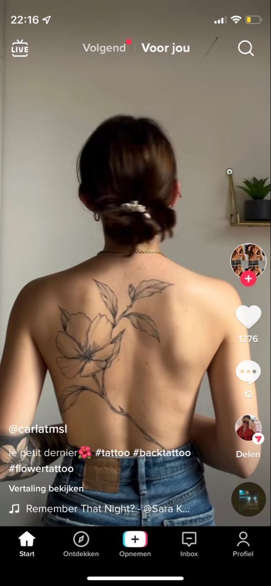 Backtattoo Feminine Back Shoulder Tattoos, Simple Back Piece Tattoo, Delicate Flower Back Tattoo, Spine Tattoo Women Unique, Leaf Back Tattoo Women, Magnolia Tattoo Back, Minimalistic Back Tattoo Women, Tattoo Back Pieces Women, Magnolia Back Tattoo