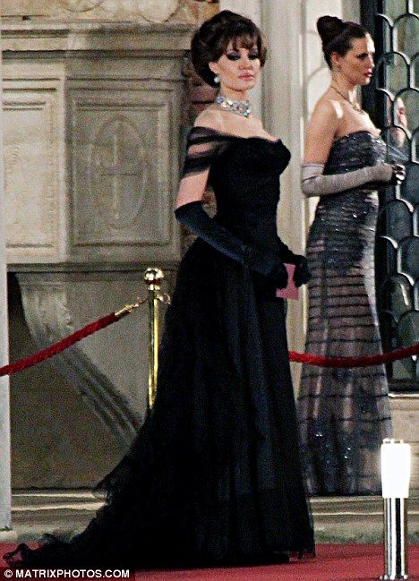 Angelina Jolie recaptures the glamour of yesteryear filming in an elegant black gown in Venice Ball Gown Black, Off The Shoulder Prom Dresses, Look Gatsby, Black Birthday Party, Vintage Ball Gown, Looks Hip Hop, Birthday Party Dresses, Vintage Ball Gowns, Dresses Off The Shoulder