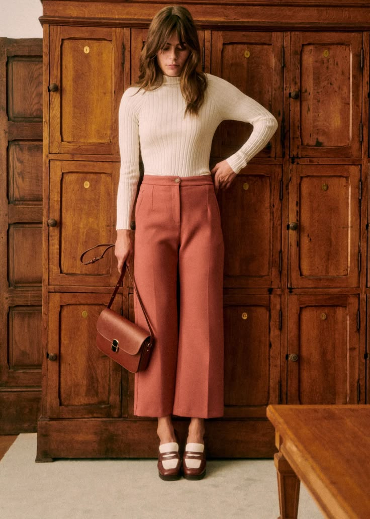 High-waisted trousers;7/8th length;Slightly flared wide leg;Front and back welt pockets;Hidden front zip and button fastening;Inside leg length 68 cm / 26.8 in (for a 36) Trousers Outfit Winter, Pink Trousers Outfit, Sezane Pants, Crop Trousers, Trouser Outfit, Pink Trousers, Trousers Jeans, Pantalon Large, Pleated Pants